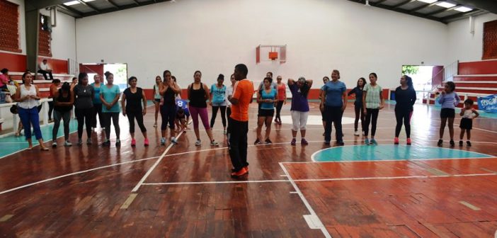 Aprueban colocar nueva duela en el auditorio