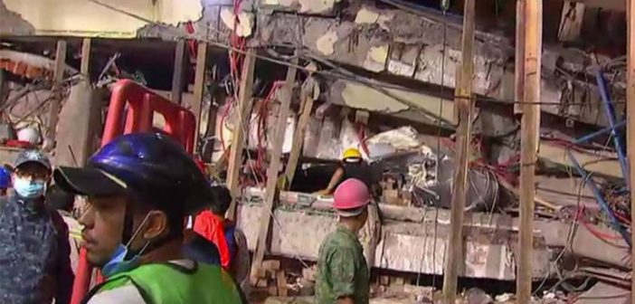 Rescatan cuerpo de maestra en la escuela Rébsamen