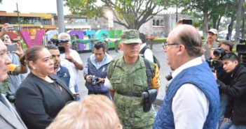 Le ‘mientan la madre’ a Graco Ramírez por acaparar ayuda humanitaria