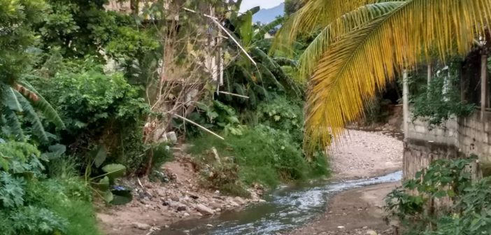 Vecinos de Loma Bonita contaminan arroyo