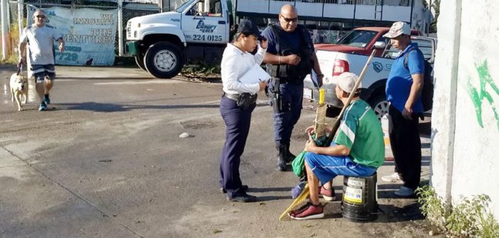 Motociclista arrolla y abandonada a un transeúnte