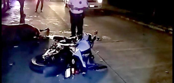 Motociclista se estrella contra un caballo