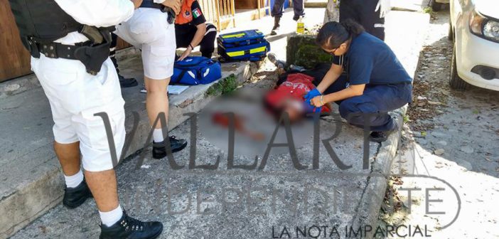 Hombre se rompe la nariz al caer en la vía pública