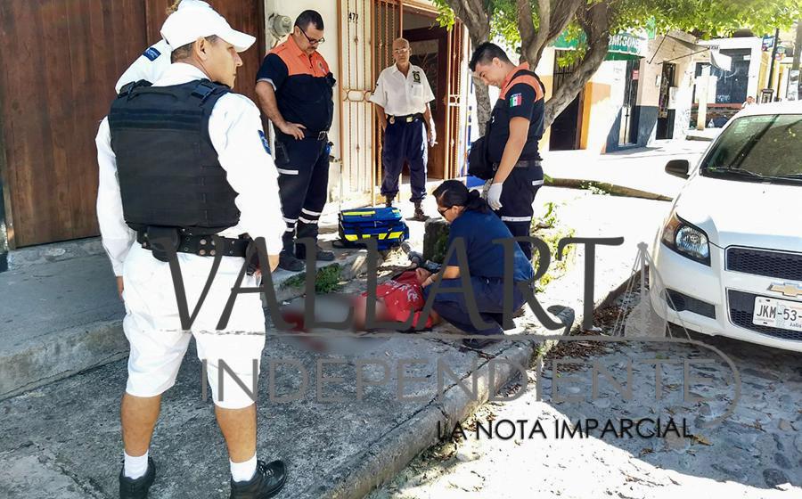 Hombre se rompe la nariz al caer en la vía pública