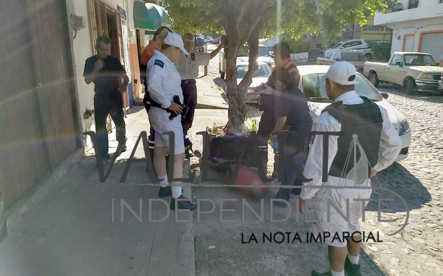 Hombre se rompe la nariz al caer en la vía pública