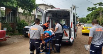 Cae de un segundo piso al desinstalar un aire acondicionado