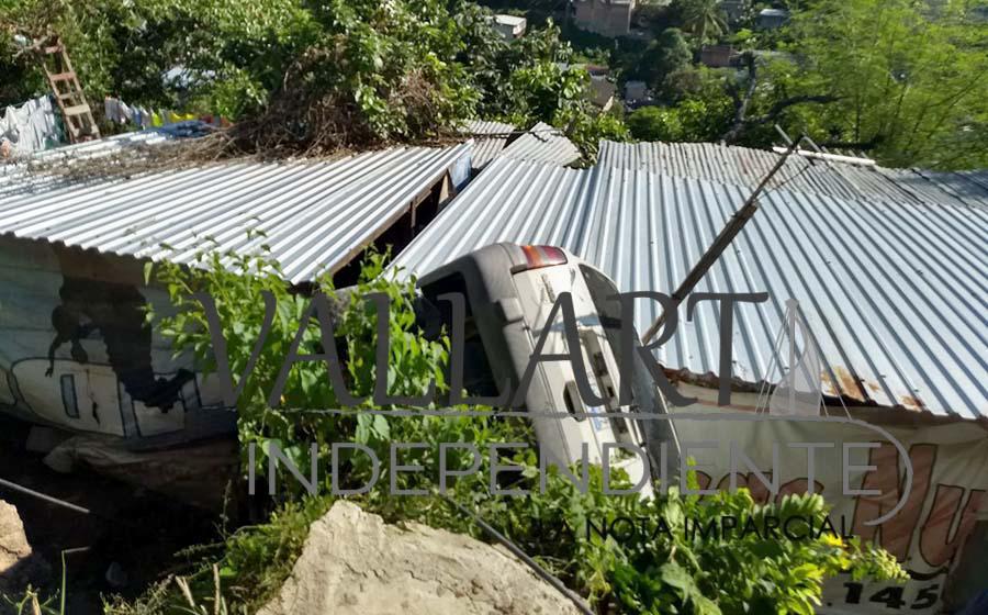 Se le termina el camino y cae sobre una casa en ‘Cartolandia’