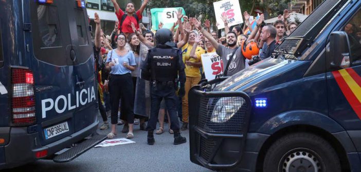 Tras ser declarada ilegal su independencia, miles de catalanes protestan