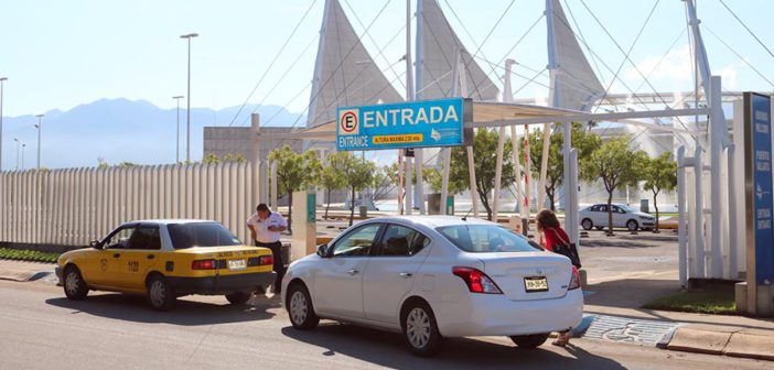 Impiden acceso a vehículos de Uber al Centro de Convenciones de Puerto Vallarta