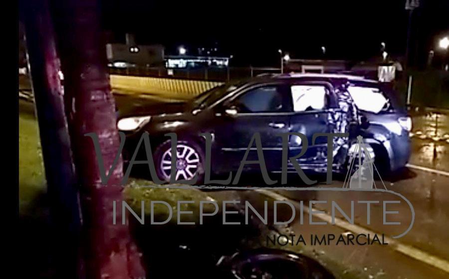 Abandonan camioneta de lujo tras encontronazo 2 Abandonan camioneta de lujo tras encontronazo