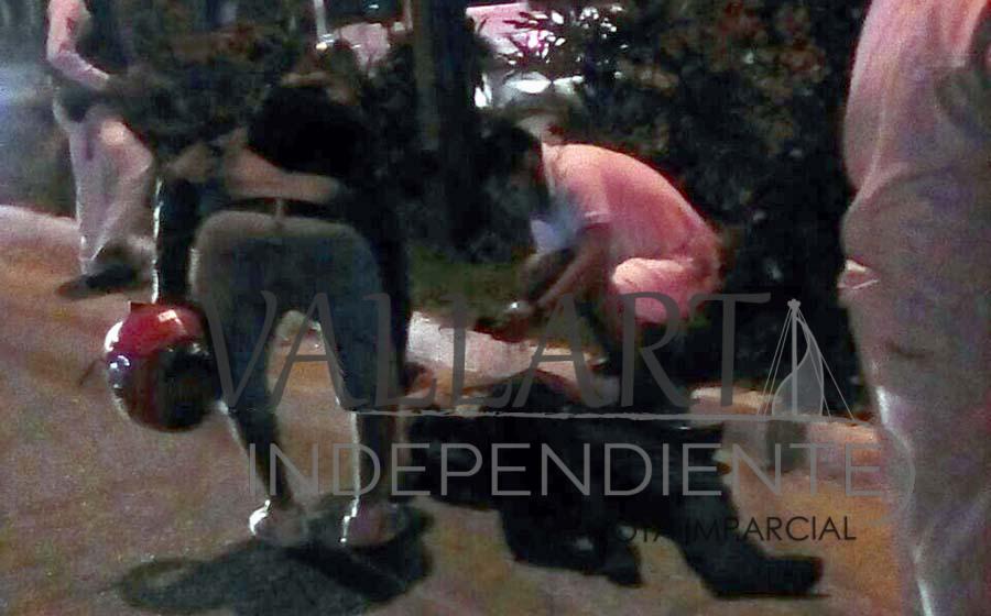 Motociclista se cruza el alto y lo embiste automóvil