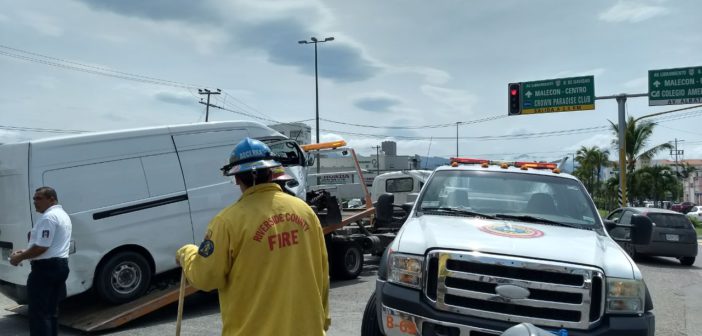 Queda prensado tras encontronazo en Puerto Vallarta