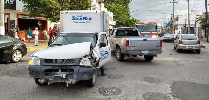 Colisionan dos camionetas; menor resulta lesionado