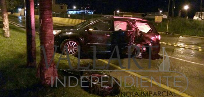 Abandonan camioneta de lujo tras encontronazo