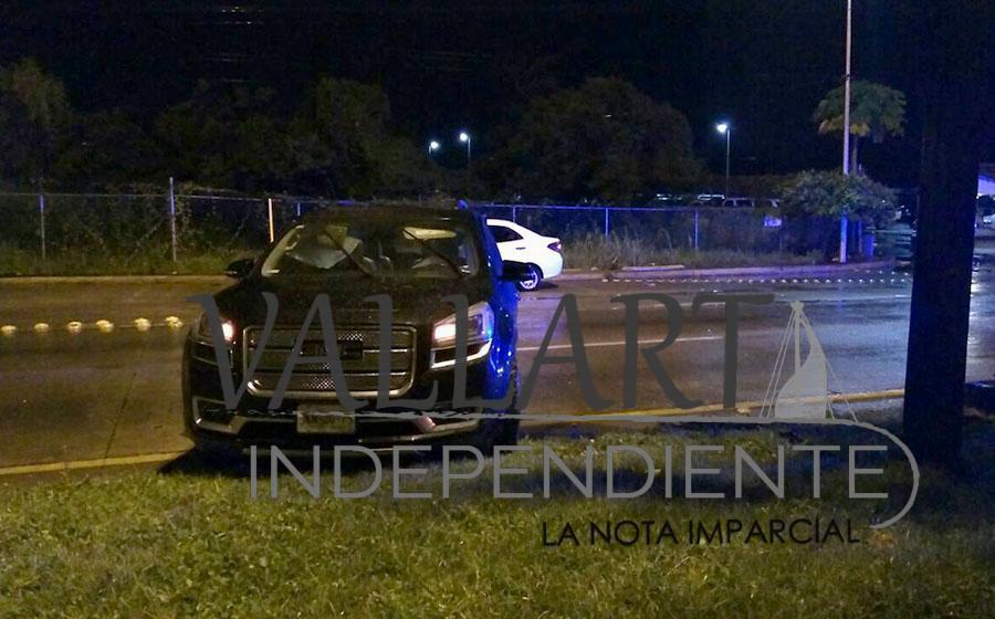 Abandonan camioneta de lujo tras encontronazo 5 Abandonan camioneta de lujo tras encontronazo