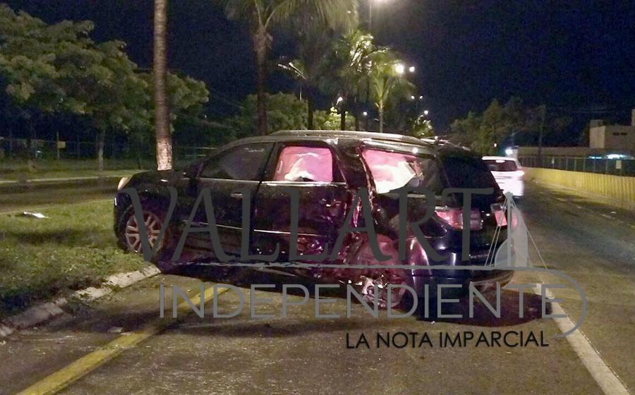 Abandonan camioneta de lujo tras encontronazo 7 Abandonan camioneta de lujo tras encontronazo