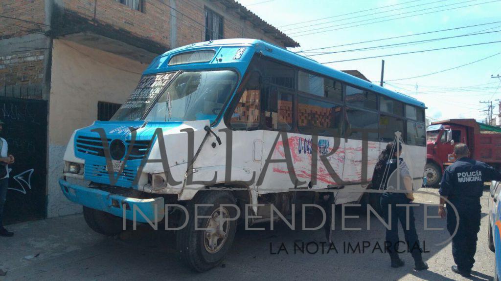 Encontronazo en la zona centro del Pitillal deja ocho lesionados