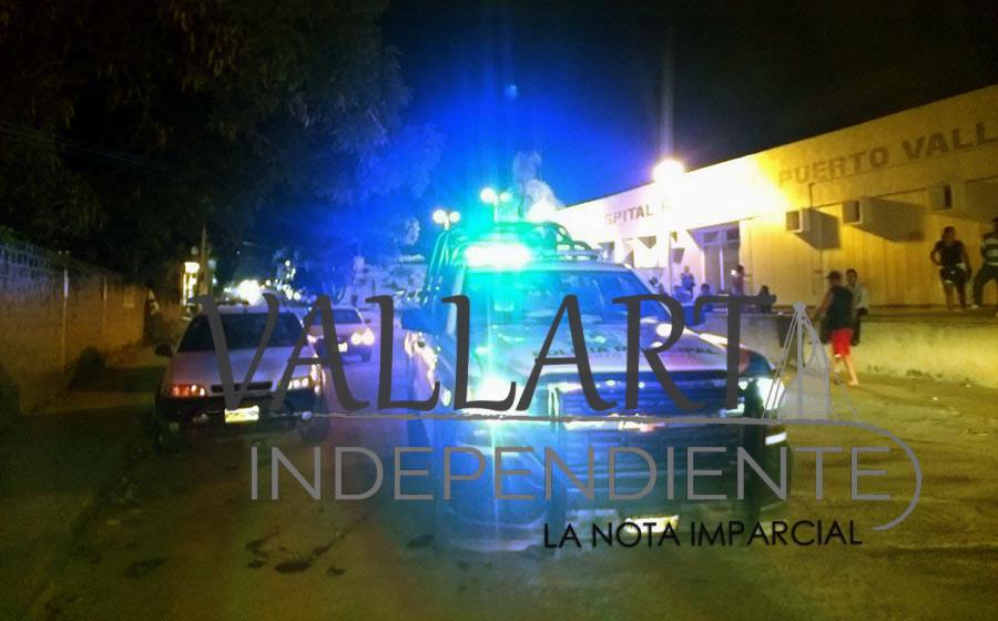 Motociclistas derrapan frente al Hospital Regional