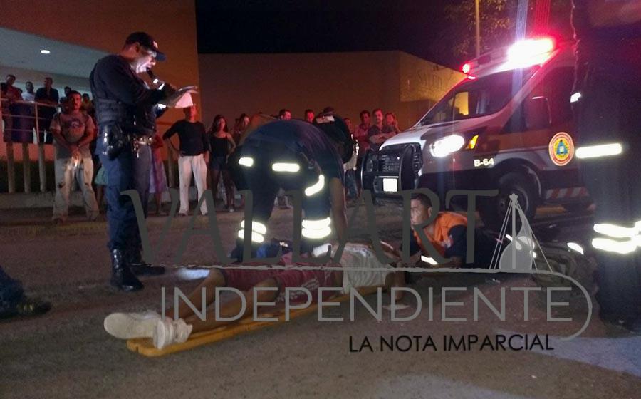 Motociclistas derrapan frente al Hospital Regional