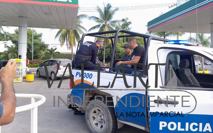 Sujetos compraban con una tarjeta clonada; detienen a dos