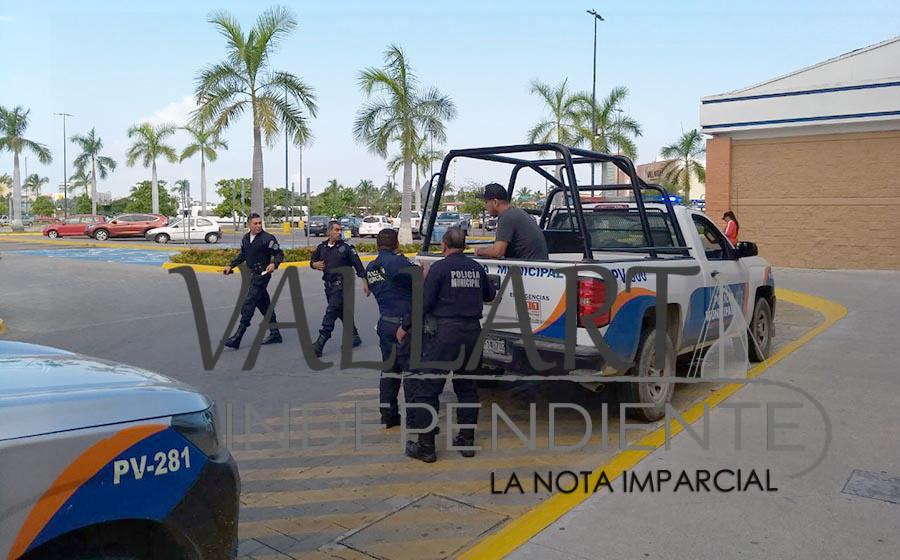 Sujetos compraban con una tarjeta clonada; detienen a dos