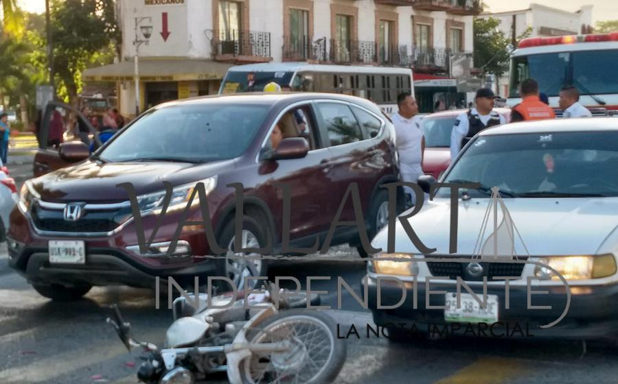 Encontronazo entre dos automóviles y una moto deja un par de heridos 1 Encontronazo entre dos automóviles y una moto deja un par de heridos