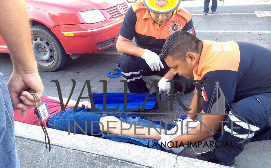 Encontronazo entre dos automóviles y una moto deja un par de heridos 2 Encontronazo entre dos automóviles y una moto deja un par de heridos