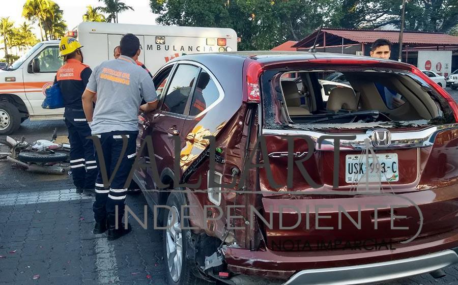 Encontronazo entre dos automóviles y una moto deja un par de heridos 3 Encontronazo entre dos automóviles y una moto deja un par de heridos