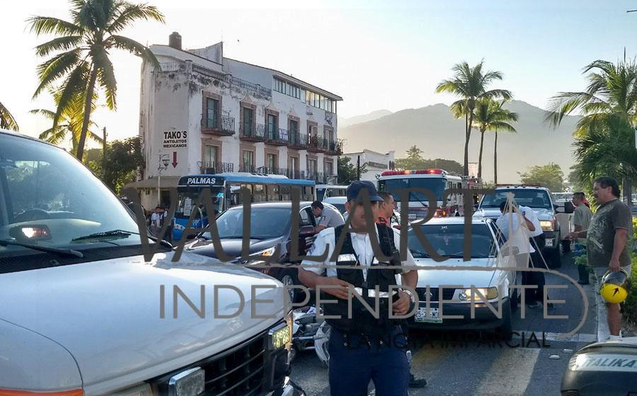 Encontronazo entre dos automóviles y una moto deja un par de heridos 4 Encontronazo entre dos automóviles y una moto deja un par de heridos