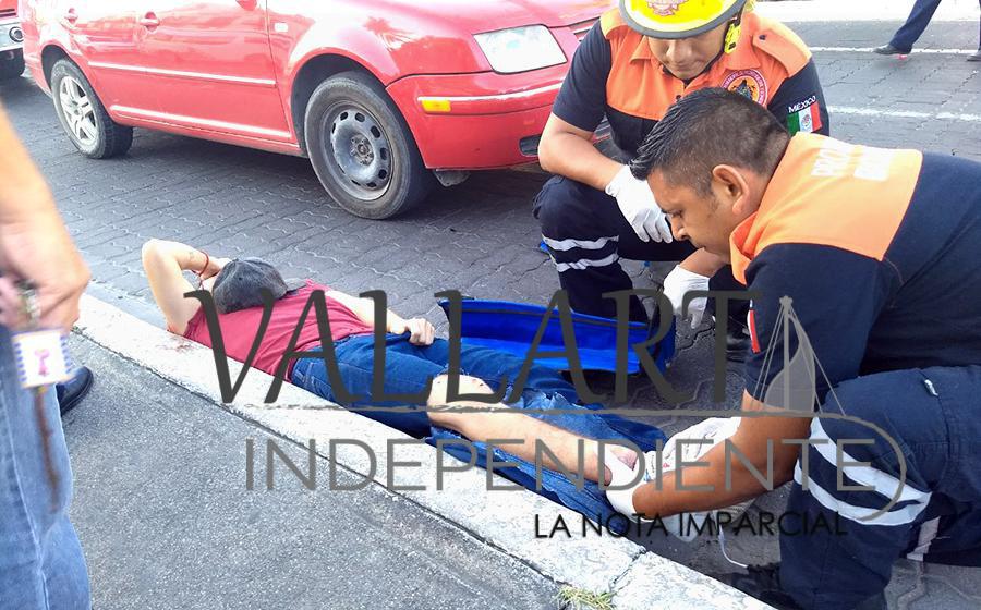 Encontronazo entre dos automóviles y una moto deja un par de heridos 5 Encontronazo entre dos automóviles y una moto deja un par de heridos