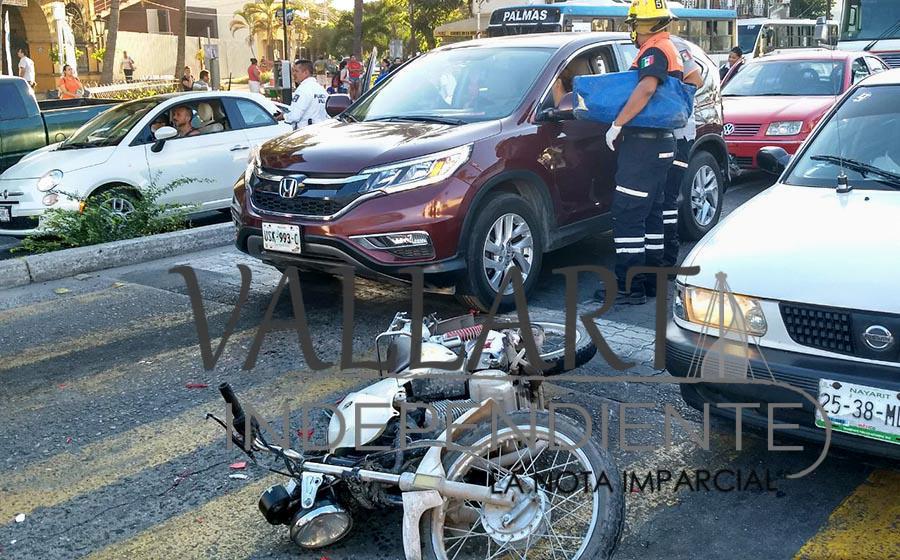 Encontronazo entre dos automóviles y una moto deja un par de heridos
