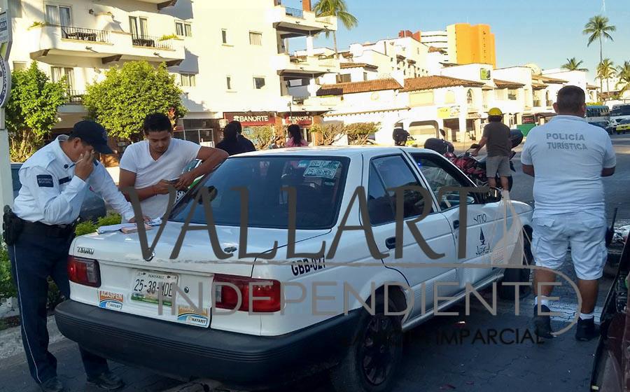 Encontronazo entre dos automóviles y una moto deja un par de heridos 7 Encontronazo entre dos automóviles y una moto deja un par de heridos