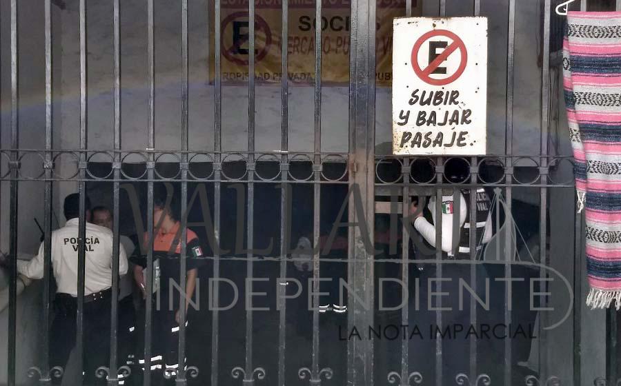 Aplastan a lavacoches al interior de un estacionamiento, muere