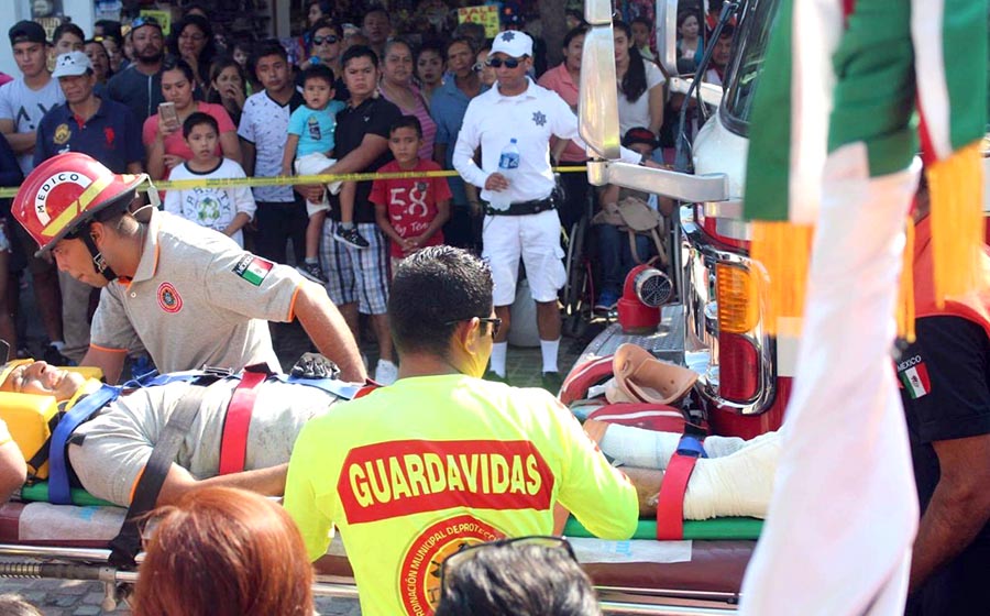 Bomberos accidentados, fuera de peligro