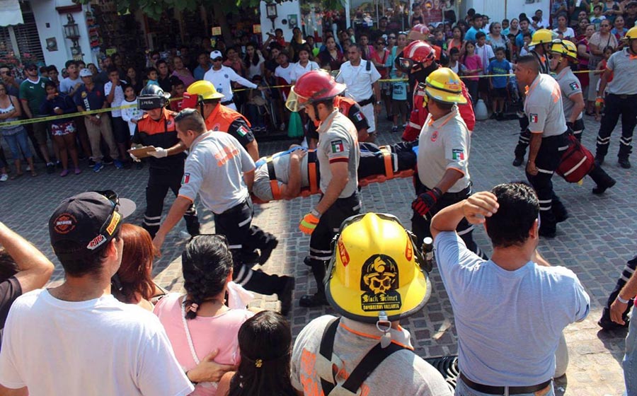 Bomberos accidentados, fuera de peligro
