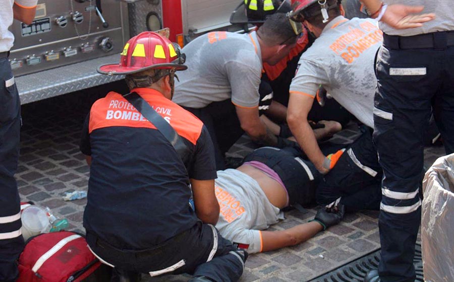 Bomberos accidentados, fuera de peligro