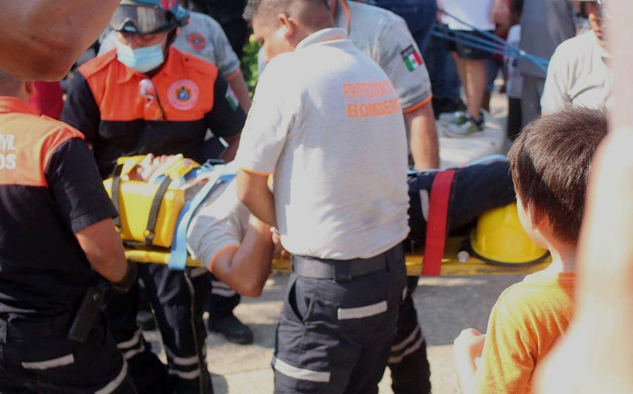 Bomberos accidentados, fuera de peligro