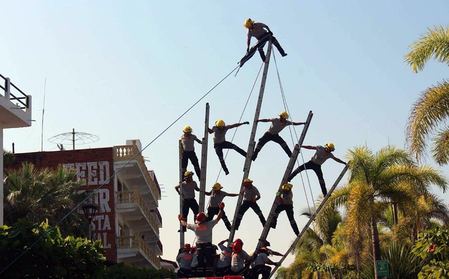 Bomberos accidentados, fuera de peligro
