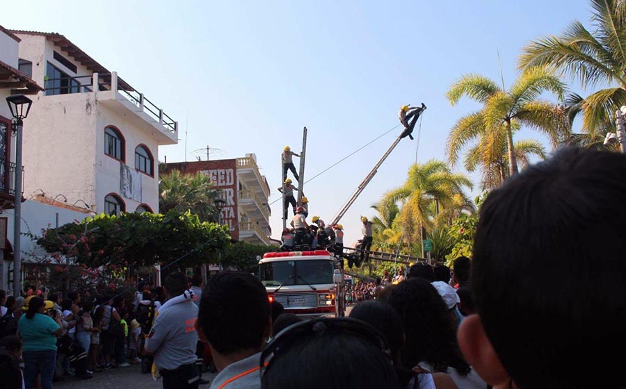 Bomberos accidentados, fuera de peligro