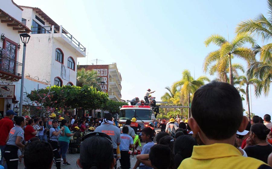 Bomberos accidentados, fuera de peligro