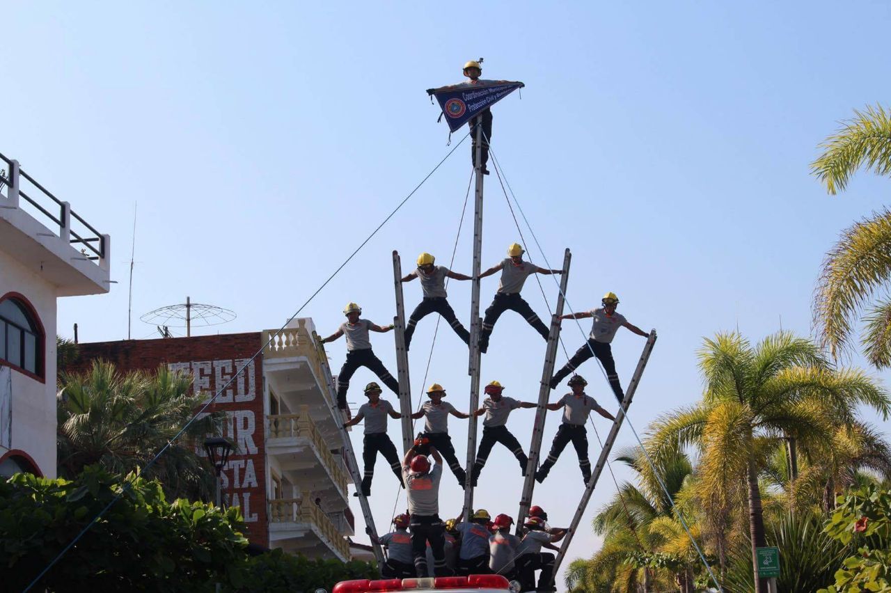 Con desfile tradicional, conmemora Puerto Vallarta el 20 de noviembre