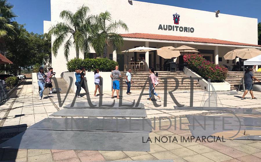 Recibe el CUCosta turistas que aprecian el arte