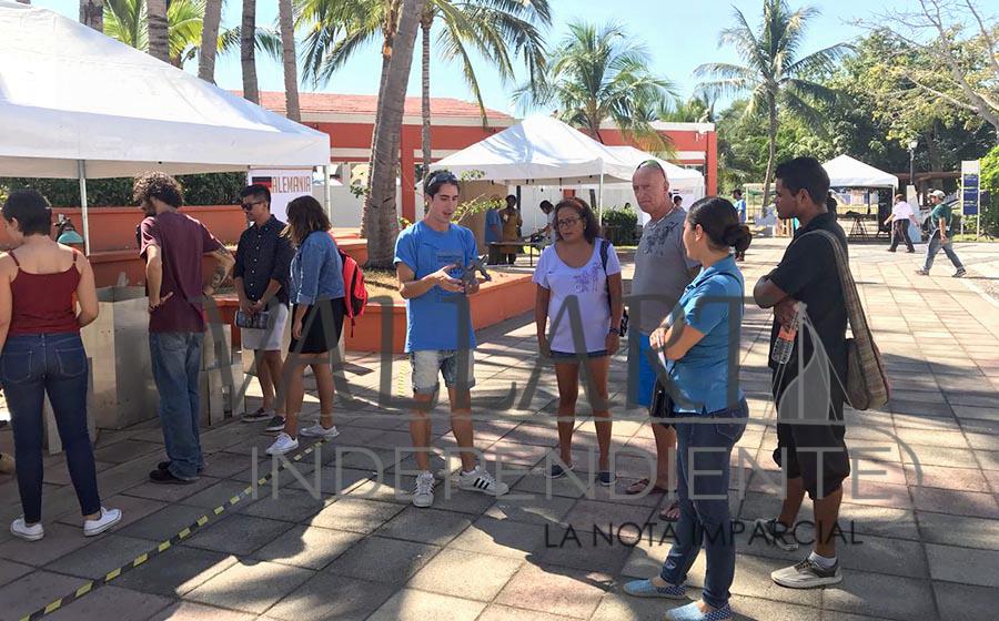 Recibe el CUCosta turistas que aprecian el arte
