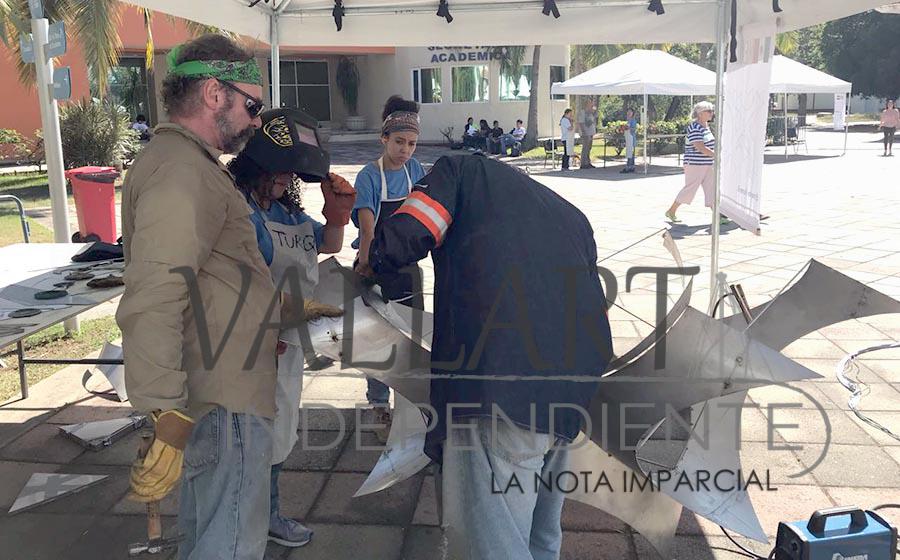 Recibe el CUCosta turistas que aprecian el arte