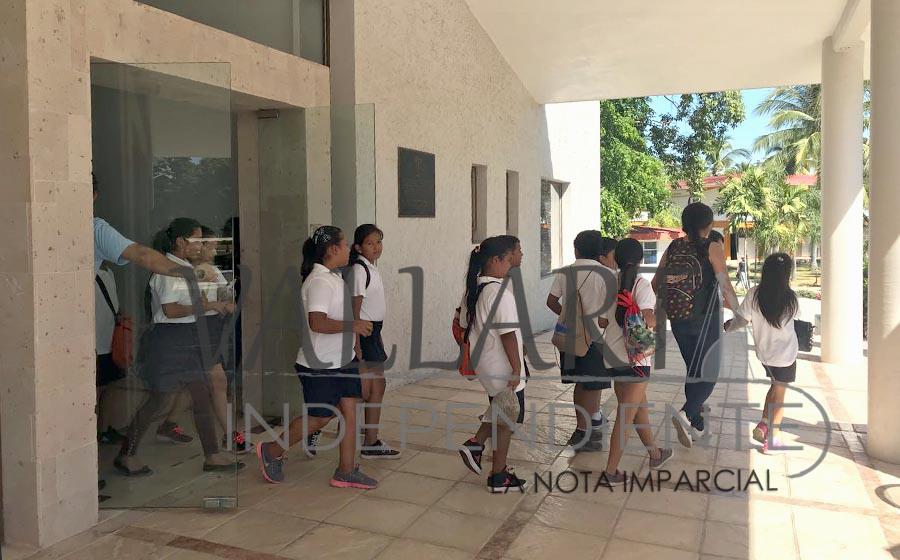 Recibe el CUCosta turistas que aprecian el arte