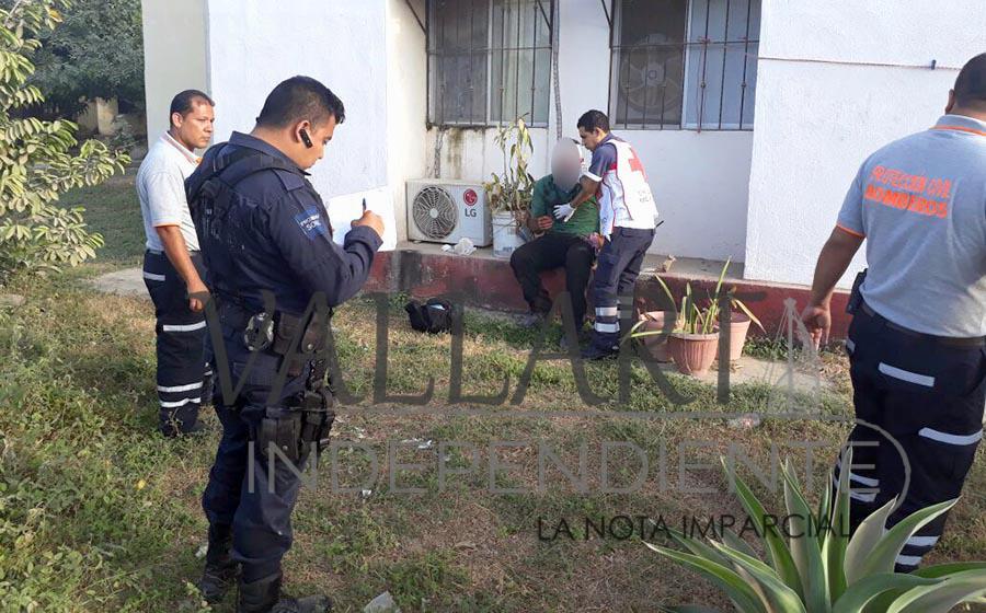 Por 'problemas de faldas', le tiran los dientes