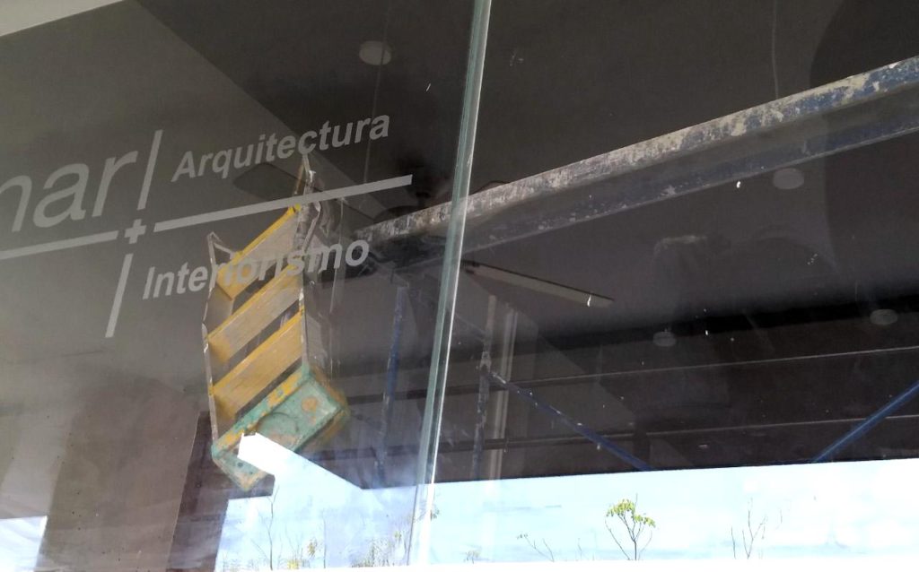 Se rompe un brazo al caer de un andamio