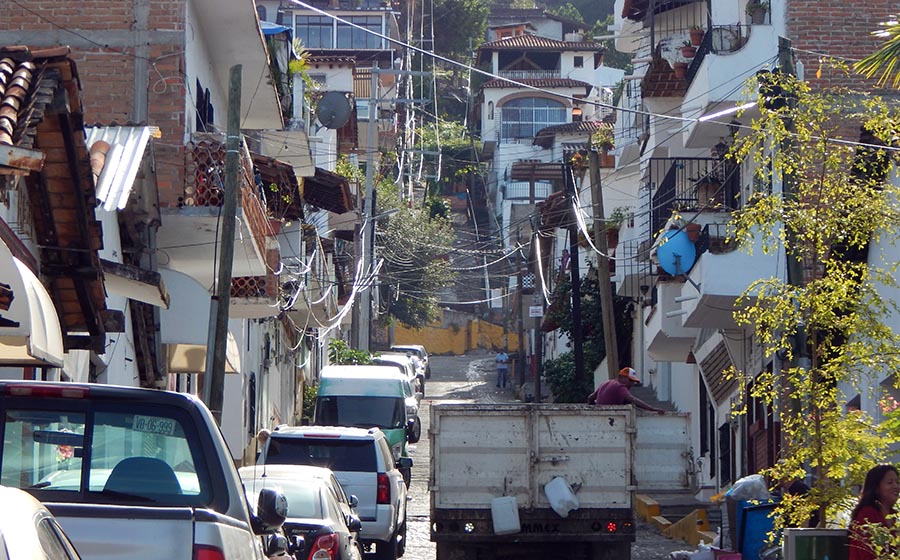 Rehabilitarán calle Abasolo para vehículos de emergencia