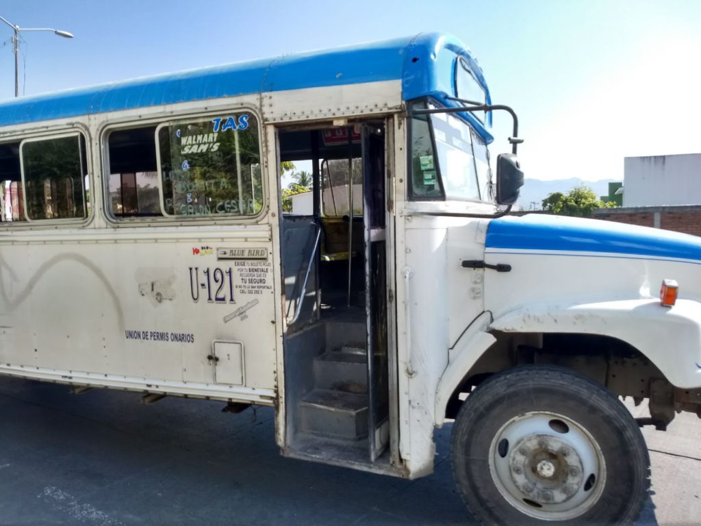 Pasajeros tienen que seguir a pie al chocar dos camiones