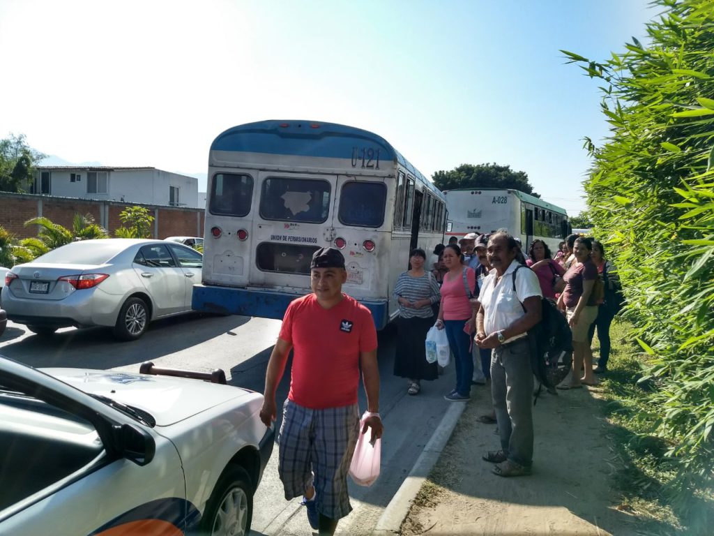 Pasajeros tienen que seguir a pie al chocar dos camiones